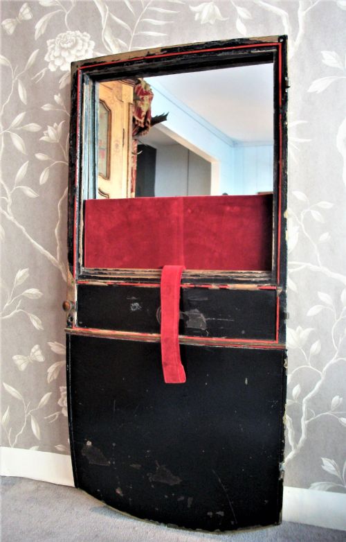 A ROYAL CARRIAGE DOOR FROM THE EARLY 19TH CENTURY - ADDITIONAL PHOTO 1