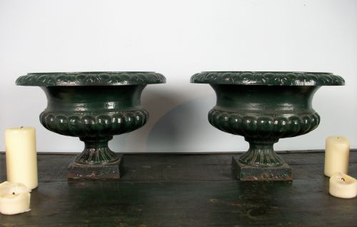 PAIR OF ELEGANT CAST IRON URNS - ADDITIONAL PHOTO 4