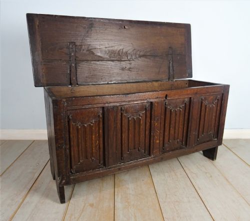 18TH CENTURY SMALL OAK PLANK COFFER - ADDITIONAL PHOTO 2