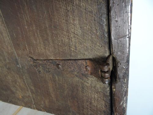 18TH CENTURY SMALL OAK PLANK COFFER - ADDITIONAL PHOTO 12