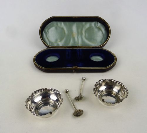 CASED PAIR OF VICTORIAN SILVER SALTS AND SPOONS - ADDITIONAL PHOTO 1