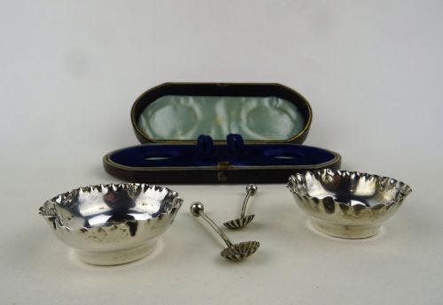 CASED PAIR OF VICTORIAN SILVER SALTS AND SPOONS - ADDITIONAL PHOTO 2