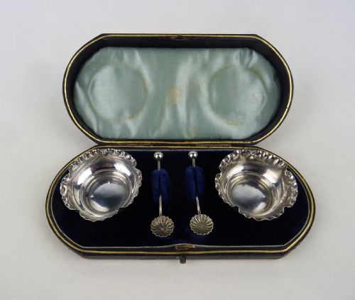 CASED PAIR OF VICTORIAN SILVER SALTS AND SPOONS - ADDITIONAL PHOTO 3