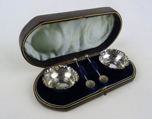 CASED PAIR OF VICTORIAN SILVER SALTS AND SPOONS - ADDITIONAL PHOTO 5
