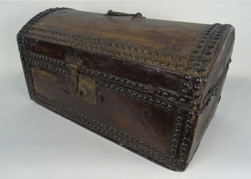 ANTIQUE SMALL TRAVELLING TRUNK - ADDITIONAL PHOTO 1