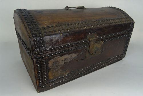 antique small travelling trunk - CATEGORY: ANTIQUE CHESTS - DATED 19TH CENTURY
