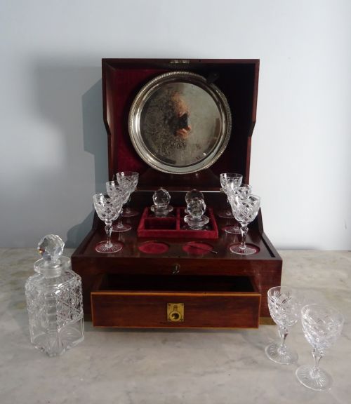 A MAHOGANY AND BRASS CAMPAIGN DECANTER BOX - ADDITIONAL PHOTO 2