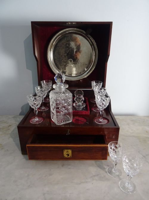 A MAHOGANY AND BRASS CAMPAIGN DECANTER BOX - ADDITIONAL PHOTO 3