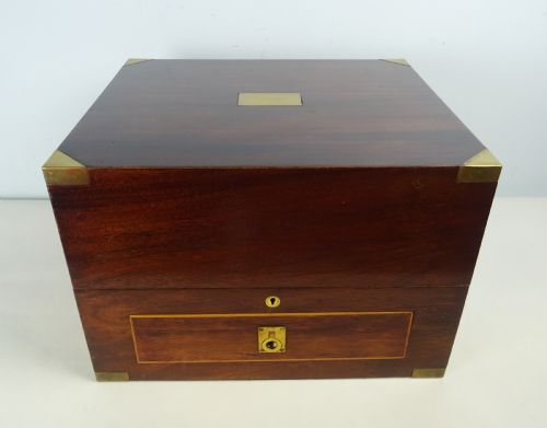 A MAHOGANY AND BRASS CAMPAIGN DECANTER BOX - ADDITIONAL PHOTO 4