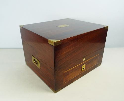 A MAHOGANY AND BRASS CAMPAIGN DECANTER BOX - ADDITIONAL PHOTO 5