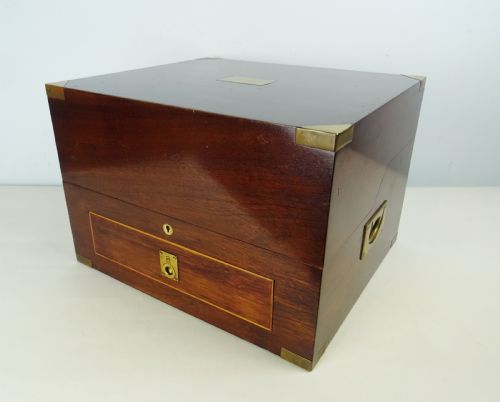 A MAHOGANY AND BRASS CAMPAIGN DECANTER BOX - ADDITIONAL PHOTO 6