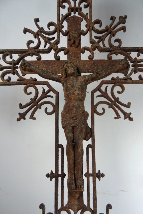 C19TH LARGE ARCHITECTURAL IRON CROSS CRUCIFIX - ADDITIONAL PHOTO 1