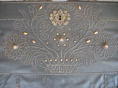 ANTIQUE LEATHER CLAD COFFER PANEL WITH NAILHEAD DETAILS - ADDITIONAL PHOTO 3