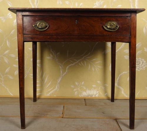 elegant country georgian small side table or writing desk - CATEGORY: ANTIQUE TABLES - DATED 1800