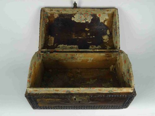 ANTIQUE SMALL TRAVELLING TRUNK - ADDITIONAL PHOTO 3