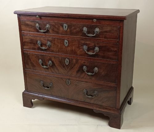 georgian c1750 small proportioned bachelors chest of drawers - CATEGORY: ANTIQUE CHEST OF DRAWERS - DATED GEORGIAN
