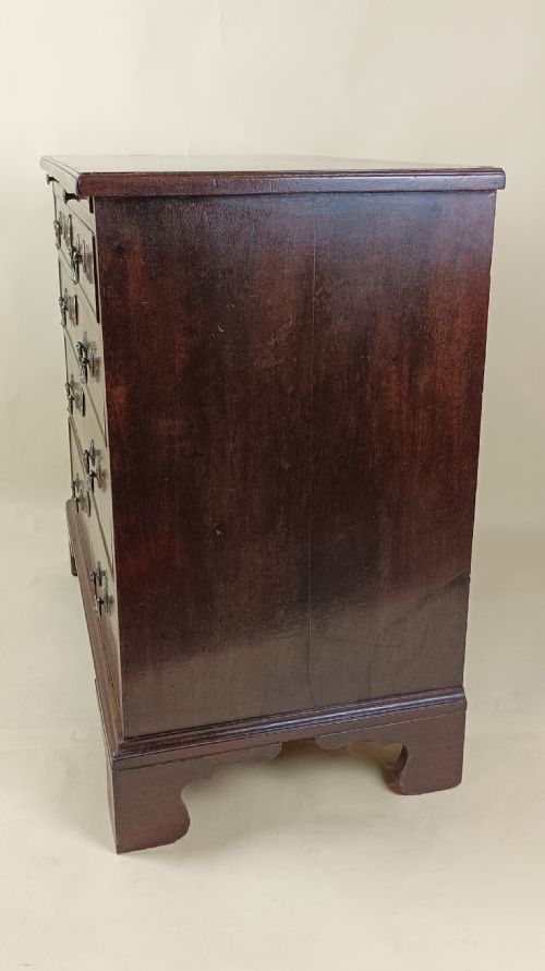 GEORGIAN C1750 SMALL PROPORTIONED BACHELORS CHEST OF DRAWERS - ADDITIONAL PHOTO 3