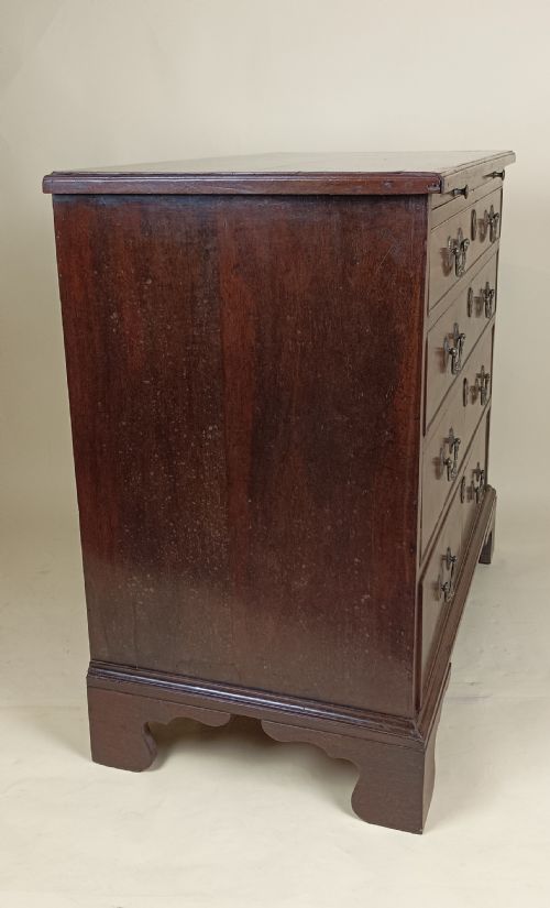 GEORGIAN C1750 SMALL PROPORTIONED BACHELORS CHEST OF DRAWERS - ADDITIONAL PHOTO 2