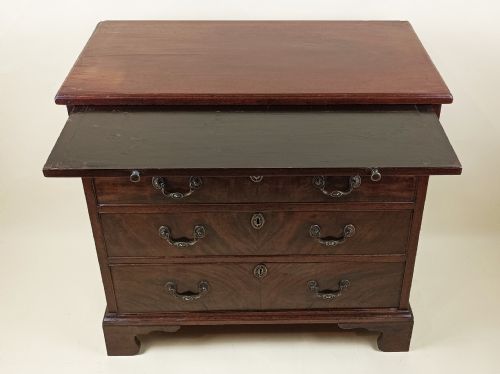 GEORGIAN C1750 SMALL PROPORTIONED BACHELORS CHEST OF DRAWERS - ADDITIONAL PHOTO 1