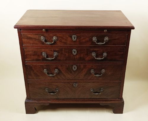 GEORGIAN C1750 SMALL PROPORTIONED BACHELORS CHEST OF DRAWERS - ADDITIONAL PHOTO 5