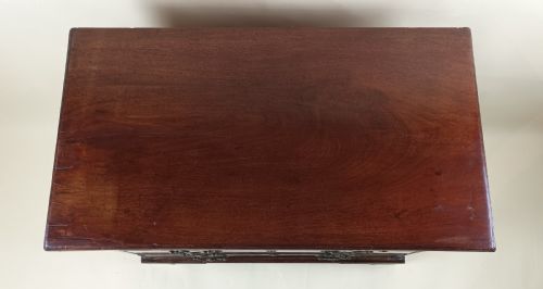GEORGIAN C1750 SMALL PROPORTIONED BACHELORS CHEST OF DRAWERS - ADDITIONAL PHOTO 4