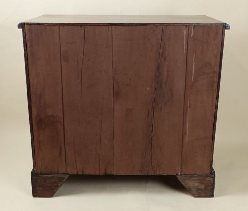 GEORGIAN C1750 SMALL PROPORTIONED BACHELORS CHEST OF DRAWERS - ADDITIONAL PHOTO 15
