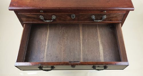 GEORGIAN C1750 SMALL PROPORTIONED BACHELORS CHEST OF DRAWERS - ADDITIONAL PHOTO 6