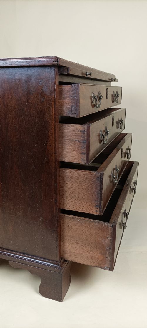 GEORGIAN C1750 SMALL PROPORTIONED BACHELORS CHEST OF DRAWERS - ADDITIONAL PHOTO 7