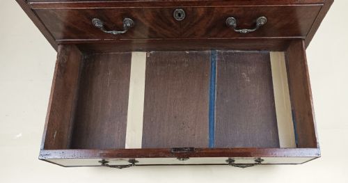 GEORGIAN C1750 SMALL PROPORTIONED BACHELORS CHEST OF DRAWERS - ADDITIONAL PHOTO 9