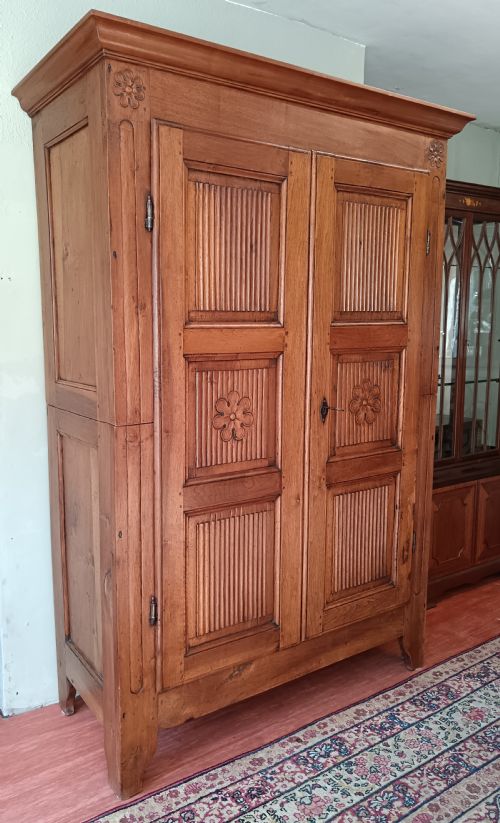 RARE ITALIAN LATE C18TH EARLY C19TH WALNUT LINEN PRESS - ADDITIONAL PHOTO 1