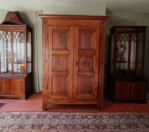 RARE ITALIAN LATE C18TH EARLY C19TH WALNUT LINEN PRESS - ADDITIONAL PHOTO 6