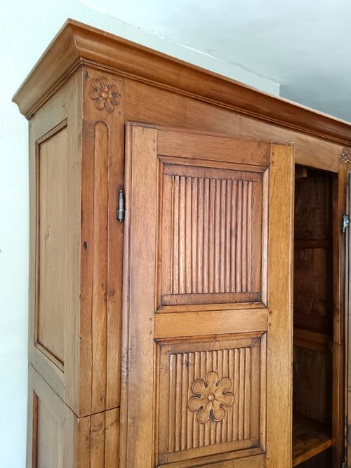RARE ITALIAN LATE C18TH EARLY C19TH WALNUT LINEN PRESS - ADDITIONAL PHOTO 2