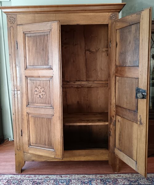 RARE ITALIAN LATE C18TH EARLY C19TH WALNUT LINEN PRESS - ADDITIONAL PHOTO 4
