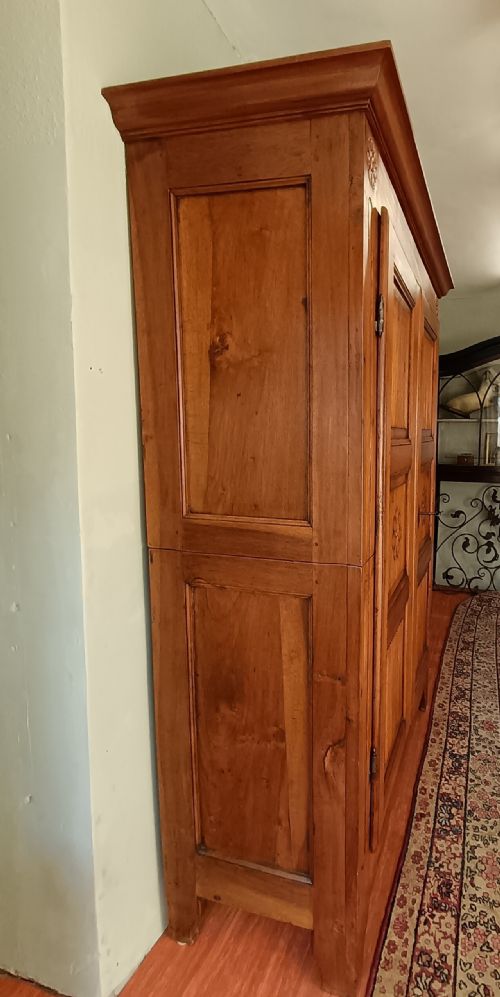 RARE ITALIAN LATE C18TH EARLY C19TH WALNUT LINEN PRESS - ADDITIONAL PHOTO 5