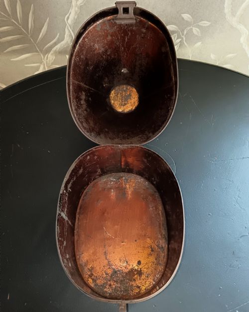 ANTIQUE TOLEWARE TIN MILITARY HAT BOX - ADDITIONAL PHOTO 5