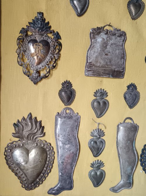 A RARE FRAMED COLLECTION OF SEVENTEEN ANTIQUE EXVOTOS - ADDITIONAL PHOTO 3