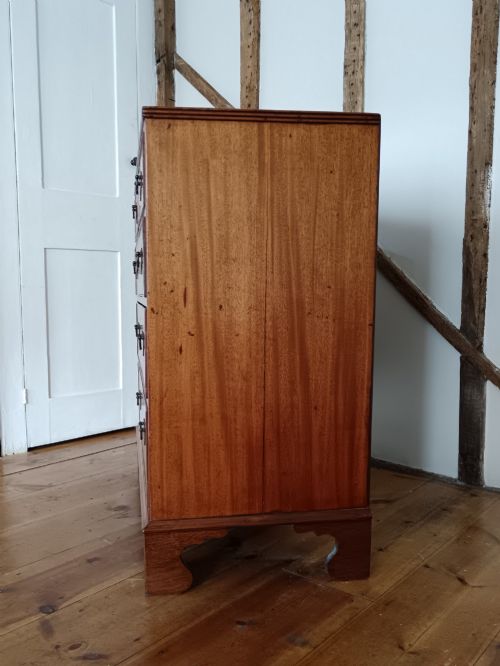 GEORGIAN MAHOGANY CHEST OF DRAWERS OF SMALL PROPORTIONS - ADDITIONAL PHOTO 2