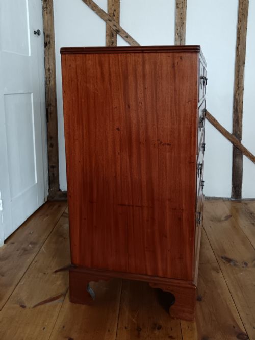GEORGIAN MAHOGANY CHEST OF DRAWERS OF SMALL PROPORTIONS - ADDITIONAL PHOTO 3