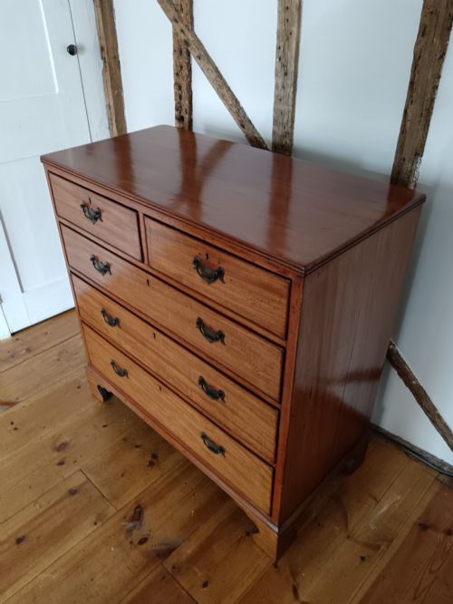 GEORGIAN MAHOGANY CHEST OF DRAWERS OF SMALL PROPORTIONS - ADDITIONAL PHOTO 4