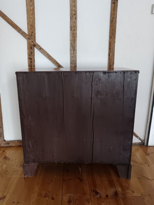 GEORGIAN MAHOGANY CHEST OF DRAWERS OF SMALL PROPORTIONS - ADDITIONAL PHOTO 6