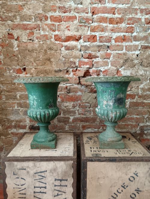 PAIR OF ANTIQUE FRENCH CAST IRON MEDICI GARDEN URNS C1890 - ADDITIONAL PHOTO 4