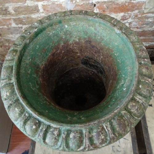 PAIR OF ANTIQUE FRENCH CAST IRON MEDICI GARDEN URNS C1890 - ADDITIONAL PHOTO 5