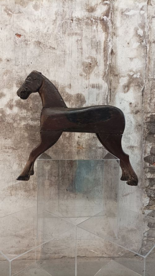 FOLK ART NAIVE PRIMITIVE PAINTED WOODEN HORSE SCULPTURE - ADDITIONAL PHOTO 1
