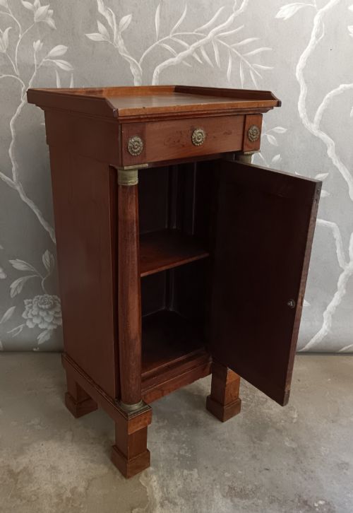 FINE 19TH CENTURY ITALIAN EMPIRE WALNUT BEDSIDE CABINET - ADDITIONAL PHOTO 3