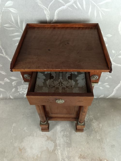 FINE 19TH CENTURY ITALIAN EMPIRE WALNUT BEDSIDE CABINET - ADDITIONAL PHOTO 4