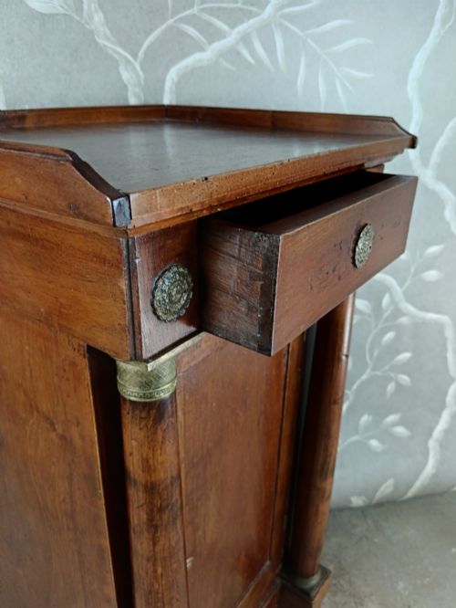 FINE 19TH CENTURY ITALIAN EMPIRE WALNUT BEDSIDE CABINET - ADDITIONAL PHOTO 5
