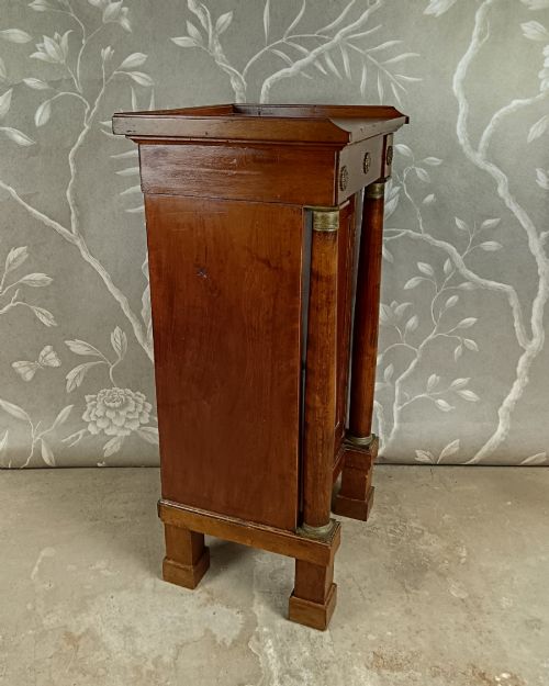 FINE 19TH CENTURY ITALIAN EMPIRE WALNUT BEDSIDE CABINET - ADDITIONAL PHOTO 8