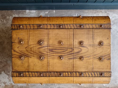 LARGE ANTIQUE FAUXWOOD PAINTED METAL STEAMER TRUNK C1890 - ADDITIONAL PHOTO 4
