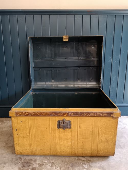LARGE ANTIQUE FAUXWOOD PAINTED METAL STEAMER TRUNK C1890 - ADDITIONAL PHOTO 5