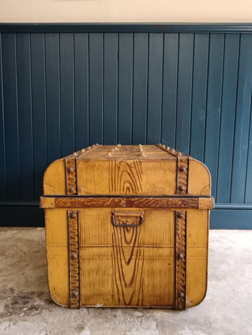 LARGE ANTIQUE FAUXWOOD PAINTED METAL STEAMER TRUNK C1890 - ADDITIONAL PHOTO 8
